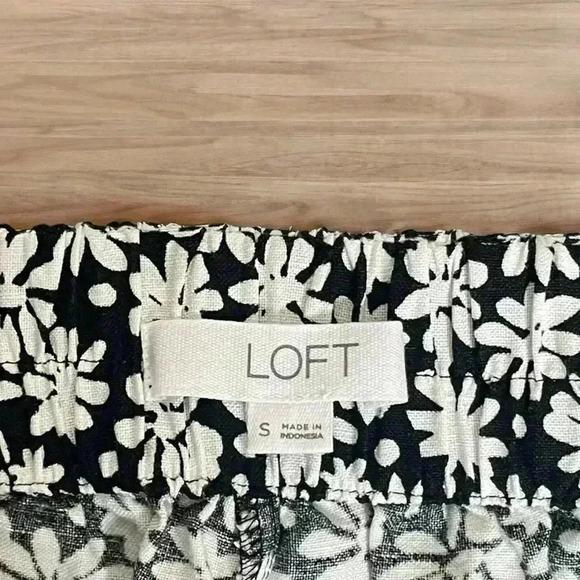 Loft Pleated Black and White Pull On Shorts in Daisy Women's Size Small. - Picture 7 of 7